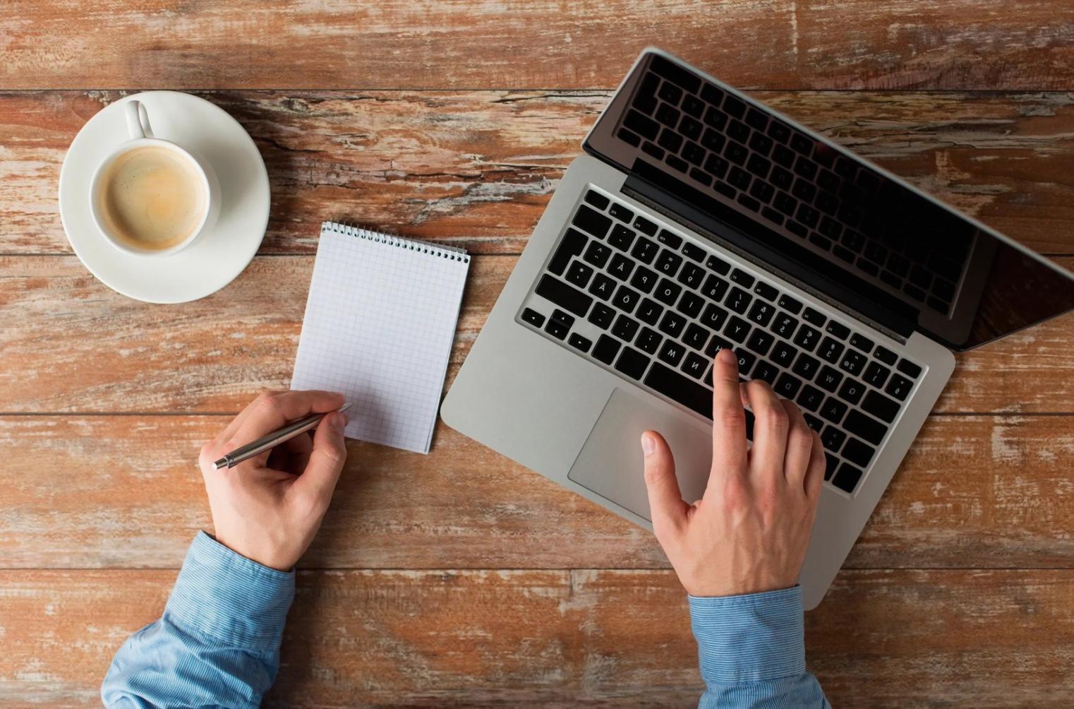 Osoba pregledava financijski plan na laptopu